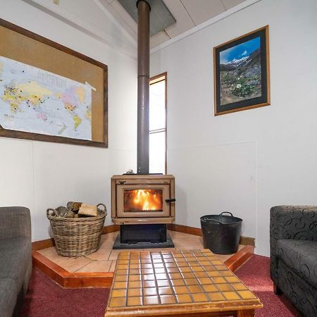 Lone Moose Backpackers Hostel เทอาเนา ภายนอก รูปภาพ